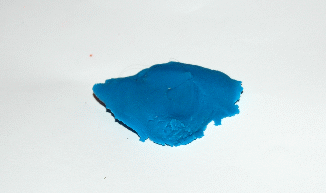 Un morceau de pate de couleur bleu