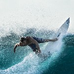 un sportif sui surf sur une vague
